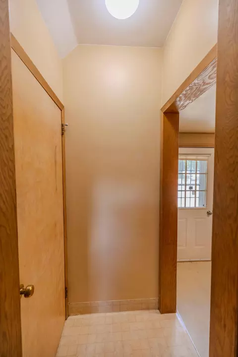 Entry Way - 1006 Poughkeepsie Ave, Morris, MN 56267 photo 2 of 7