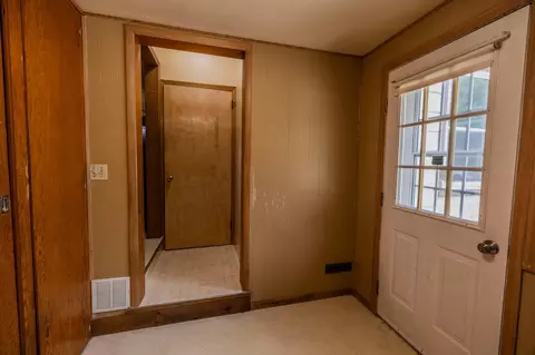 Entry Way - 1006 Poughkeepsie Ave, Morris, MN 56267 photo 1 of 7
