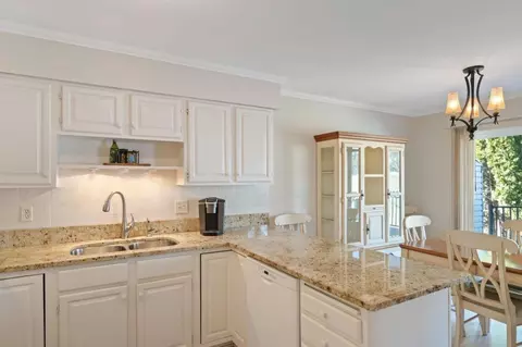 6140 Creek View Rdg, Minnetonka, MN 55345