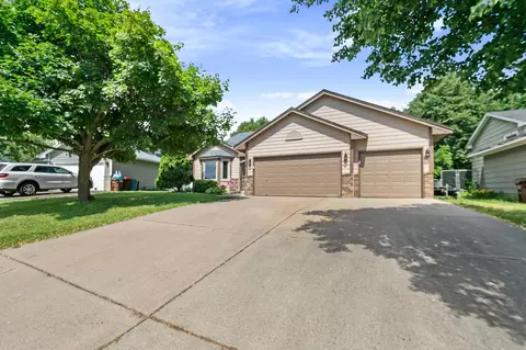 4712 Heather Ridge Rd N, Oakdale, MN 55128