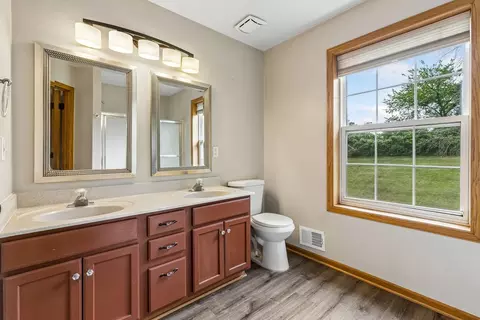 Bath - 4926 Rusten Rd, Eagan, MN 55122 photo 2 of 5