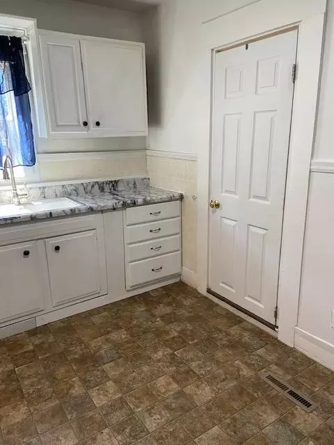 Kitchen - 872 12th St, Windom, MN 56101 photo 4 of 5