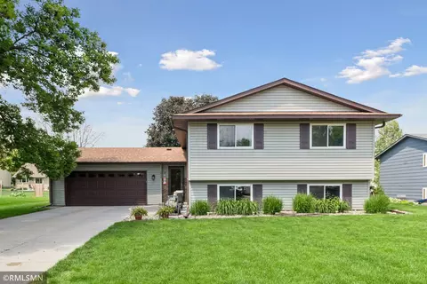 1016 Bluff Pointe Dr, Chaska, MN 55318