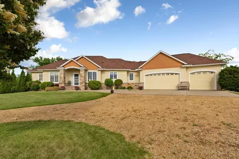 20 W Clear Lake Dr, Ceylon, MN 56121