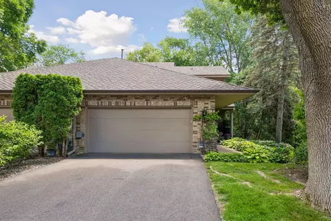 1140 Hollybrook Dr, Wayzata, MN 55391