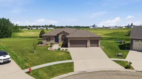 501 Willow Bend Cir, Casselton, ND 58012