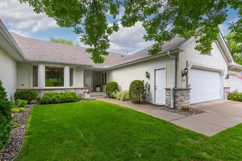 9974 Old Wagon Trl, Eden Prairie, MN 55347