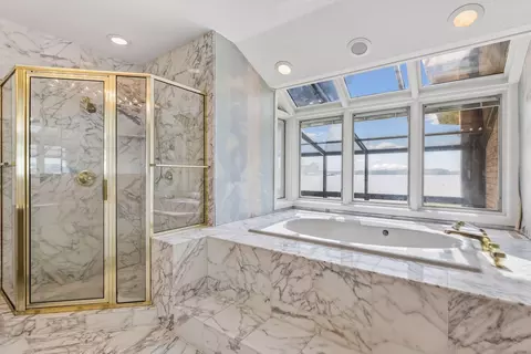 Bath - 5360 Howards Point Rd, Excelsior, MN 55331 photo 5 of 9
