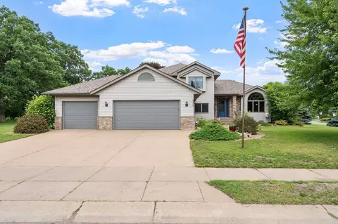 6224 Glacier Dr, North Branch, MN 55056
