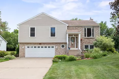 662 Pinewood Dr, Shoreview, MN 55126
