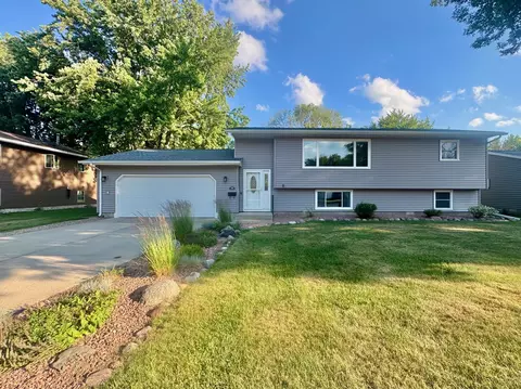301 Southview Dr, Marshall, MN 56258