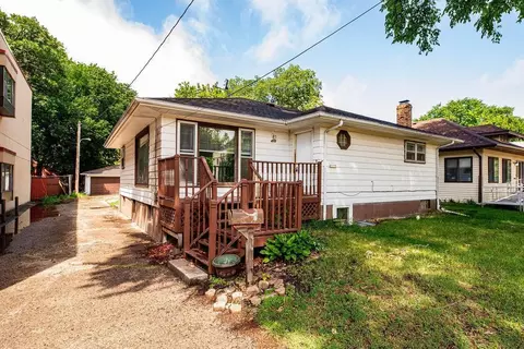 415 10th St S, Moorhead, MN 56560