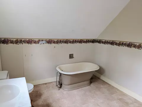 Bath - 117 E Grant St, Spring Valley, MN 55975 photo 3 of 3