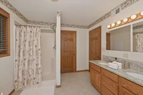Bath - 5015 Martin Rd, Duluth, MN 55803 photo 3 of 4