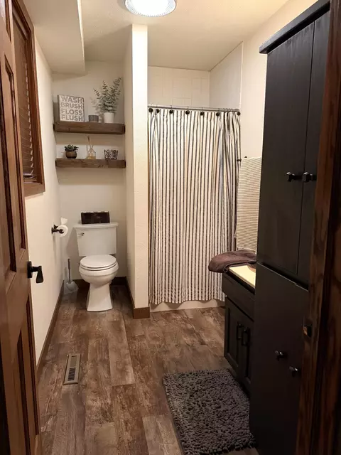 Bath - 3155 Matthew Dr, Windom, MN 56101 photo 3 of 3
