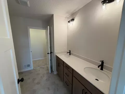 Bath - 13614 Willow Dr, Rogers, MN 55374 photo 1 of 2