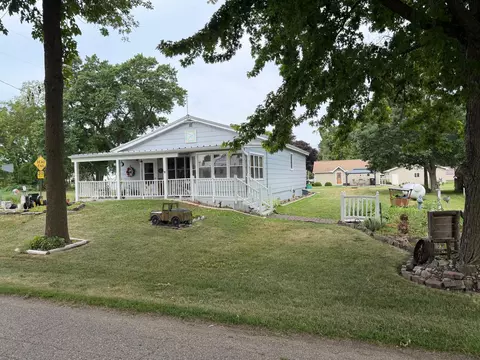 10923 Main St, Glenville, MN 56036