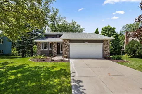 1941 Berkshire Dr, Eagan, MN 55122
