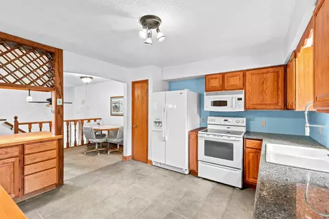 Kitchen - 1390 Rainier Ln, Eagan, MN 55121 photo 4 of 5