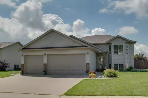 1087 Parkway Ln, West Fargo, ND 58078