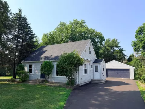 1051 Burke Ave W, Roseville, MN 55113
