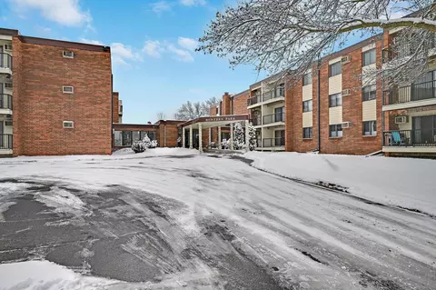 4 Pine Tree Dr #110, Arden Hills, MN 55112