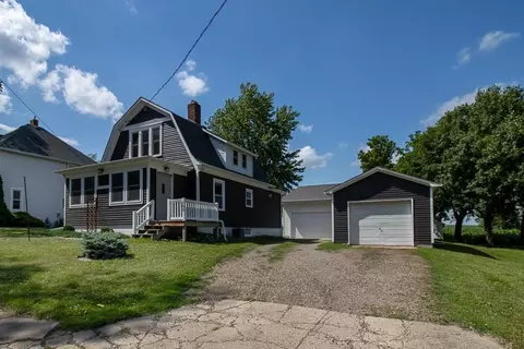 103 E 4th St, Hanska, MN 56041