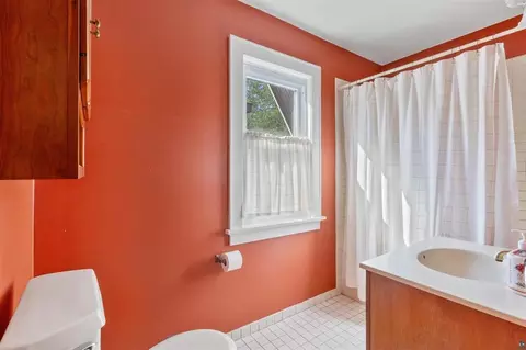 Bath - 928 N 19th Ave E, Duluth, MN 55812 photo 1 of 1
