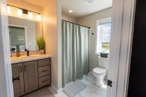 Bath - 4744 Hampton Loop S, Moorhead, MN 56560 photo 5 of 5