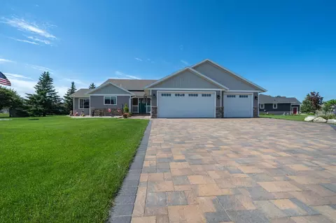814 Curt Felt Dr, Alexandria, MN 56308