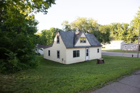 110 2nd St SW, Glenville, MN 56036
