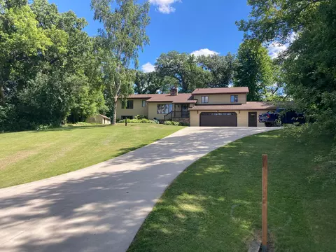 17910 Wedgewood Dr, Zumbrota, MN 55992