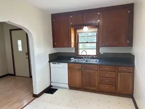 Kitchen - 810 14th Ave SE, Austin, MN 55912 photo 2 of 2
