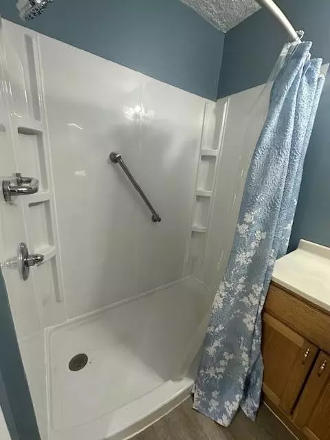 Bath - 810 14th Ave SE, Austin, MN 55912 photo 2 of 2