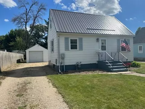 Exterior - 810 14th Ave SE, Austin, MN 55912 photo 2 of 4