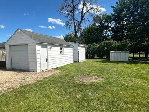 Exterior - 810 14th Ave SE, Austin, MN 55912 photo 3 of 4