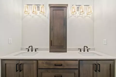 Bath - 927 Maple St, Kindred, ND 58051 photo 1 of 4