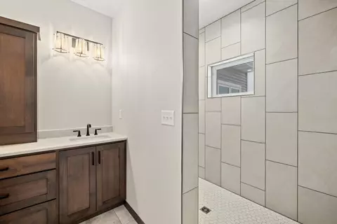 Bath - 927 Maple St, Kindred, ND 58051 photo 2 of 4