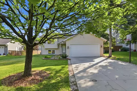 975 Savannah Rd, Eagan, MN 55123