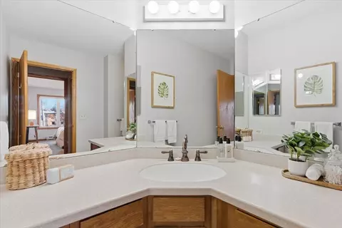 Bath - 2425 E Franklin Ave #212, Minneapolis, MN 55406 photo 2 of 4