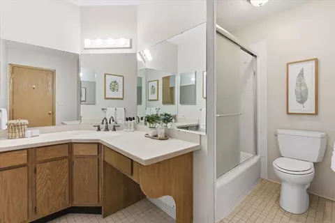Bath - 2425 E Franklin Ave #212, Minneapolis, MN 55406 photo 3 of 4