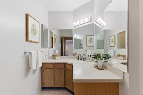 Bath - 2425 E Franklin Ave #212, Minneapolis, MN 55406 photo 1 of 4