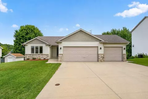 634 8th St SW, Pine Island, MN 55963