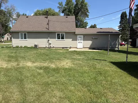 Exterior - 702 Glenview Dr, Albert Lea, MN 56007 photo 2 of 4