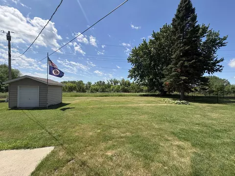 Exterior - 702 Glenview Dr, Albert Lea, MN 56007 photo 4 of 4