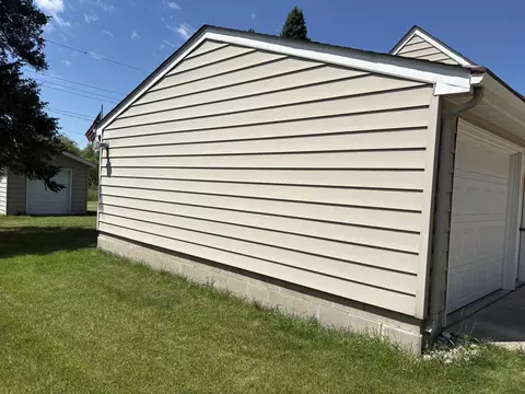 Exterior - 702 Glenview Dr, Albert Lea, MN 56007 photo 3 of 4