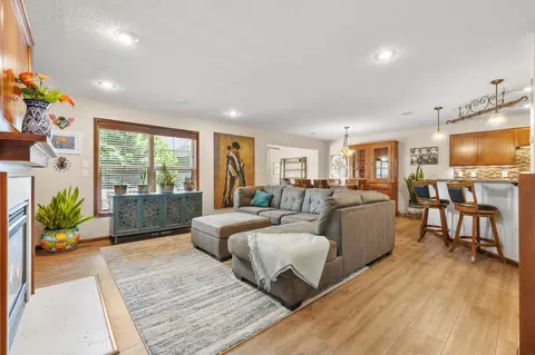 15221 Stonewood Ter, Burnsville, MN 55306