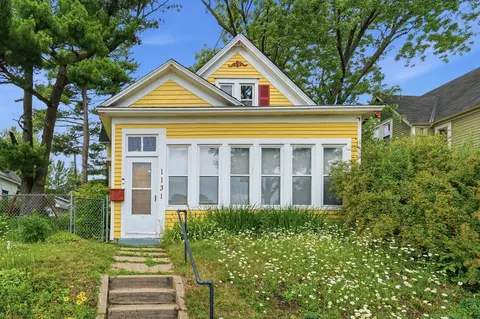 1131 Woodbridge St, Saint Paul, MN 55117