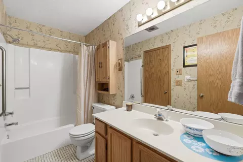 Bath - 1589 Four Oaks Rd, Eagan, MN 55121 photo 1 of 2