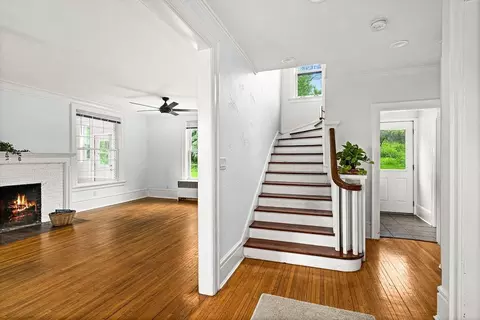 Entry Way - 2711 E 8th St, Duluth, MN 55812 photo 3 of 7